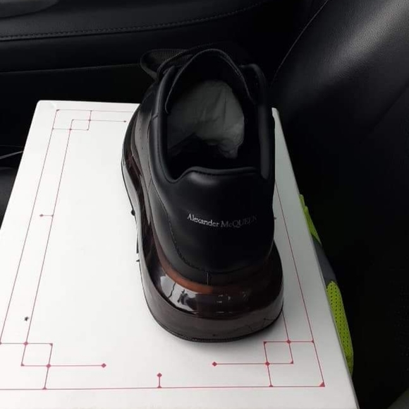 Alexander McQueen's - Picture 3 of 4